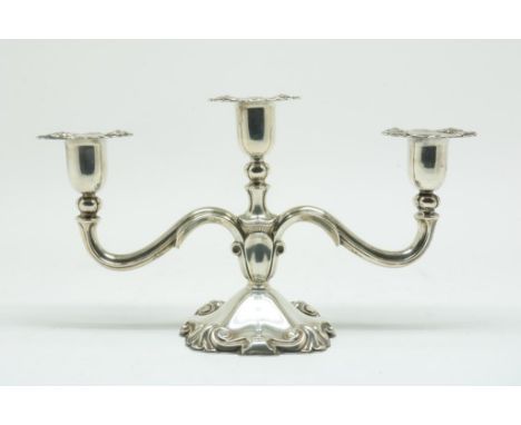   Een BWG Biedermeier drielichts kandelaar, br.gew. 264 gr., hoogte  15 cm. BWG = beneden wettelijk gehalte.        A Biederm