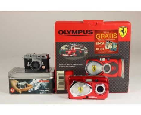   Lot van Olympus Ferrari en miniatuur Leica M3        Combination of Olympis Ferrari and scale model Leica M3      