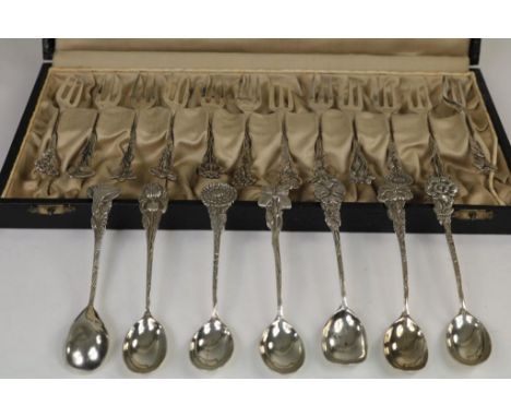   Twaalf zilveren gebaksvorkjes in etui, zes losse theelepels en  een roomlepel, alle met steeluiteinden met bloem, 835/000, 