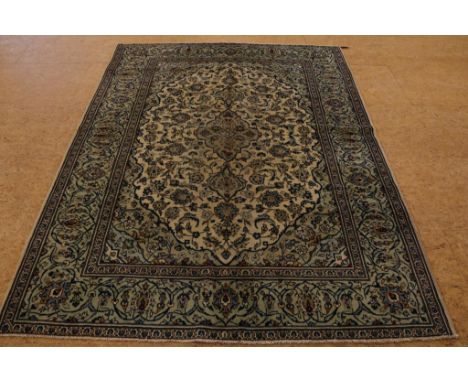   Tapijt, Kashan 268 x 194 cm.        Kashan carpet 268 x 194 cm.      