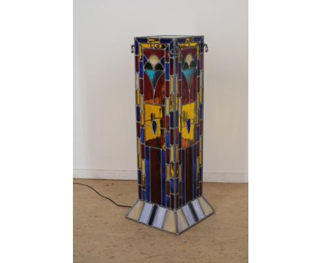   Glas in lood staande lamp, h. 87, br. 32 cm. (topglasplaat  gebroken)          