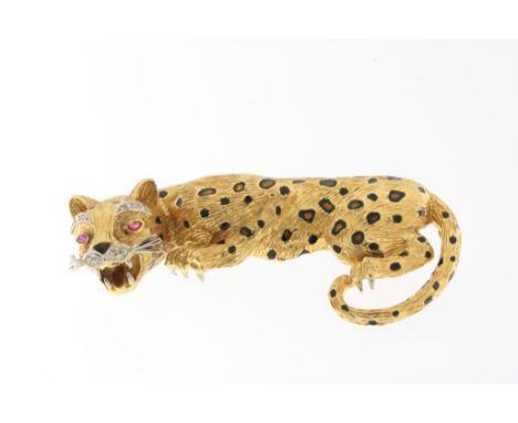   Een bicolour gouden broche met voorstelling van liggende panter,  snor en wenkbrauwen bezet met diamanten, ogen van robijn,