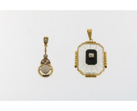   Twee geelgouden hangers met oa opaal en oud slijpsel diamanten,  br.gew. 7,4 gr.        Two yellow gold pendants set with o