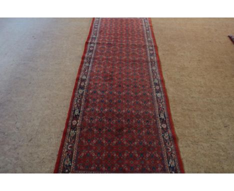  Tapijt, Arak 333 x 107 cm.        Arak carpet 333 x 107 cm.      