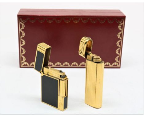  Lot van twee plaque d'or vergulde aanstekers, Dupont met zwart  emaille en geribd model van Cartier bezet met een robijn, i