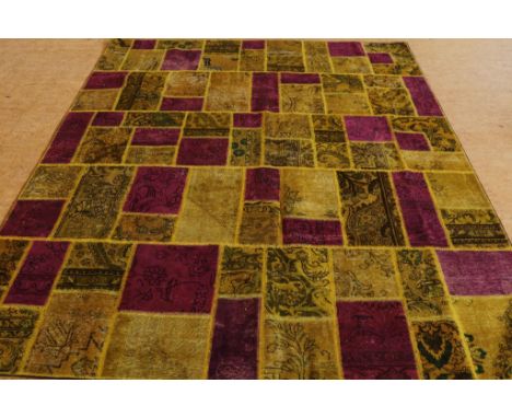   Tapijt, Patchwork 300 x 248 cm.        Patchwork carpet 300 x 248 cm.      