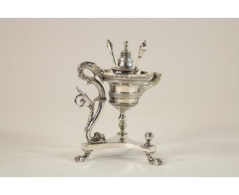   Een verzilverde sigaren aansteker in de vorm van een olielamp.  Ongeidentificeerde maker, hoogte 12 cm.        A silver pla