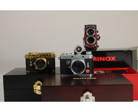   Lot van 3 Minox miniatuur camera's in doos, Leica M3, Rolaflex en  Digital classic 5.1        Combination of 3 Minox camera