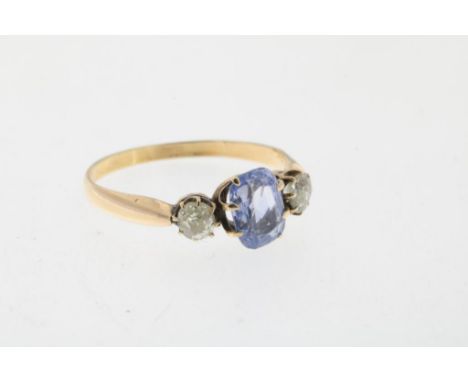   Een rosé gouden ring bezet met oud slijpsel diamanten en een  licht blauwe saffier, ca. 1900, 585/000, ringmaat 17.        