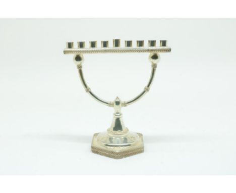   Een zilveren chanoukia menorah, Israel, 925/000, br.gew. 94 gr.,  hoogte 14,5 cm. Rails voor negen kaarsen kan worden verwi