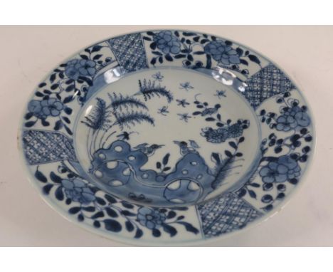   Porseleinen Kangxi bord met centraal decor van kraaien op  rotspartij en randdecoratie van servetrand, China 18e eeuw, diam