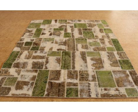   Tapijt, Patchwork 295 x 245 cm.        Patchwork carpet 295 x 245 cm.      