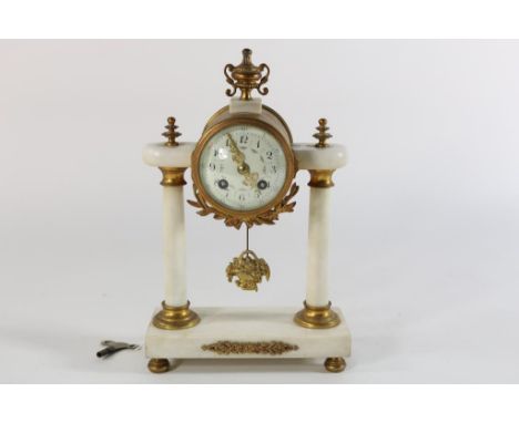   Pendule in marmeren kast, emaille wijzerplaat gedragen door 2  pilasters, eind 19e eeuw, h. 34 cm.        Mantel clock in m