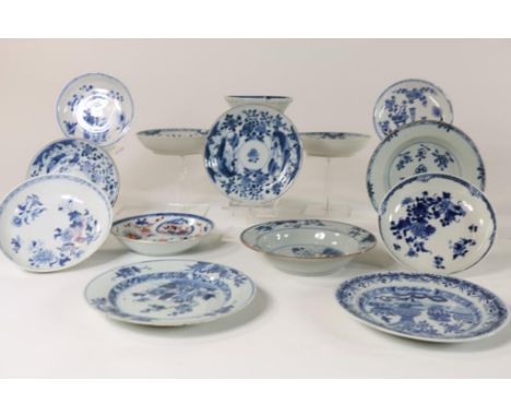   Lot van 15 porseleinen schoteltjes, China w.o. Kangxi en Qianlong  18e eeuw. (15x randschilfers en haarlijnen)          