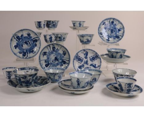   Serie van 6 porseleinen koppen en 5 schotels gedecoreerd met  afwisselend decor van lange lijs en kostbaarheden, gemerkt me