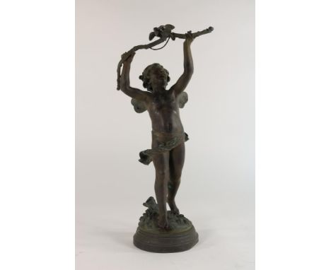   Zamak sculptuur van putto met boog met tortelduiven, ges. Auguste  Moreau (1834-1917), h. 54 cm.        Sculpture of a putt