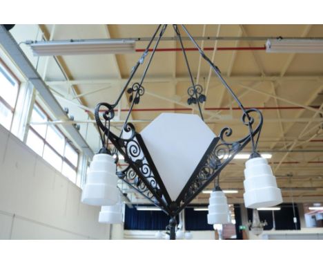   Zwart metalen hanglamp met 4 kappen en glasplaten        Black metal lamp with glas shades      
