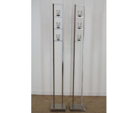   Stel chromen staande 3 lichts schemerlampen met vierkante glazen  lichten, h.156 cm.        Set of chrome 3-light standing 