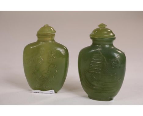   Lot van 2 jade snuifflesjes met relief decor, China, h. 6,5 cm.        a lot of 2 jade snuff bottles with a carved landscap