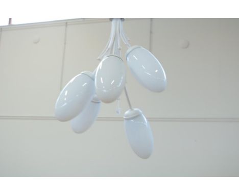   Wit metalen 5-lichts hanglamp met ovale kappen        White colored lamp with glass shades      