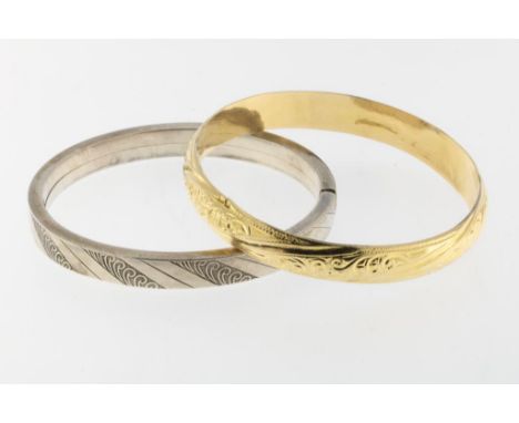   Een stijve geelgouden armband met bloemmotief, 750/000, br.gew 20  gr, binnenmaat ca. 6,5 cm. Hierbij een zilveren armband 
