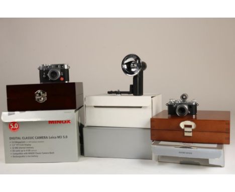   Lot van 2 Minox miniatuur camera's in doos en flitser voor Minox  camera, Leica M3, Leica IF en        Combination of 2 Min