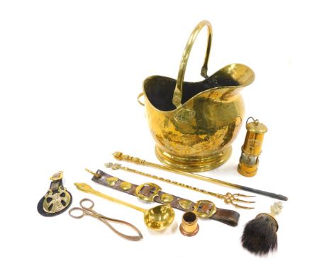 A brass coal scuttle, horse brasses, miniature reproduction oil lamp, etc. 