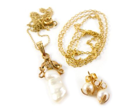 Pearl set jewellery, comprising a blister pearl pendant and chain, the pendant yellow metal stamped 14k, on fine link neck ch