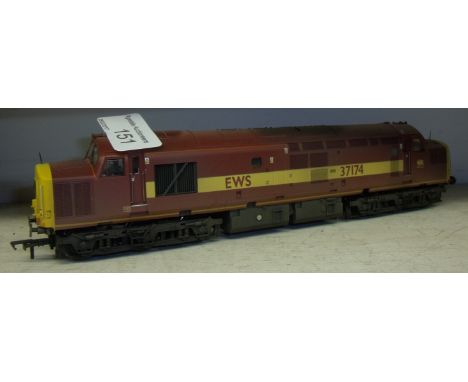 Bachmann EWS OO gauge class 37 diesel digital 37174 weathered loco