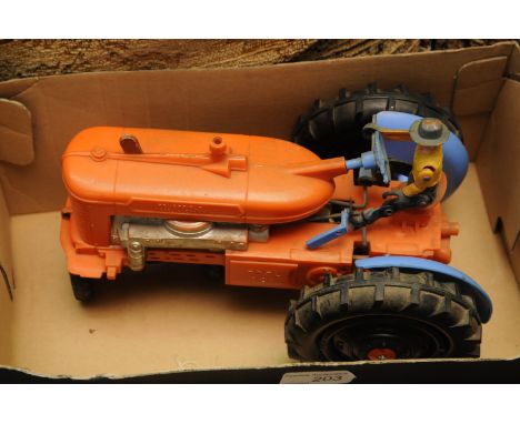 Plastic model of a tractor