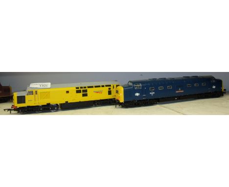 Hornby Network Rail 97301 OO gauge class 37 diesel loco & Bachmann OO gauge class 55 Deltic diesel 'The Green Howards' 55008 