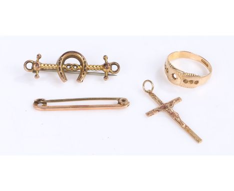 15 carat gold ring, 9 carat gold bar brooch, crucifix, horse shoe brooch with later steel pin, total weight 7.8g  (4)