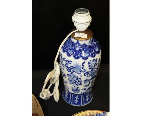 Chinese porcelain lamp, in blue and white, with a lamp fitted to the top