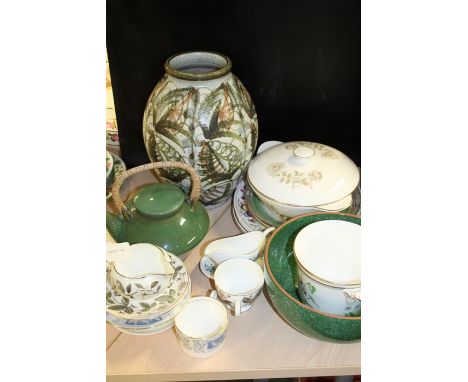 Collection of porcelain ware, to include Royal Doulton 'Yorkshire Rose', Wedgwood 'Beaconsfield' and 'Ice Rose', Royal Worces