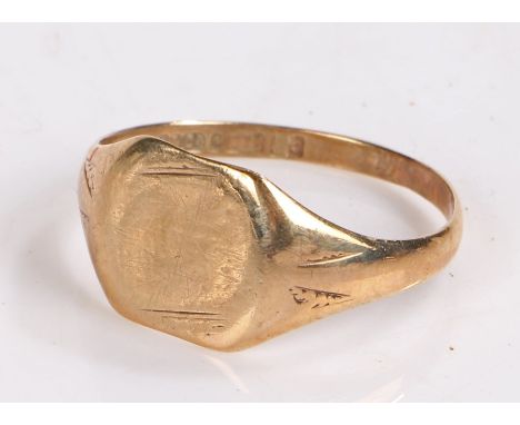 9 carat gold gentleman's signet ring. 2.7g