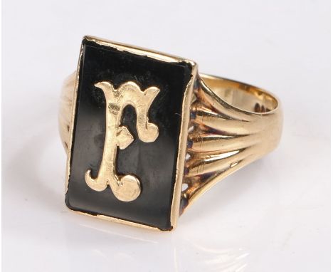 9 carat gold ring with black panel initialled F, 4.7g