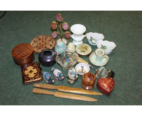 Works of art, to include a collection porcelain and glass ware, carved wooden boxes, knifes and others (qty)