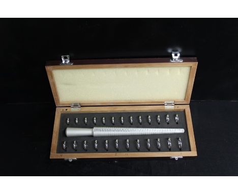 Cased metal ring sizer 