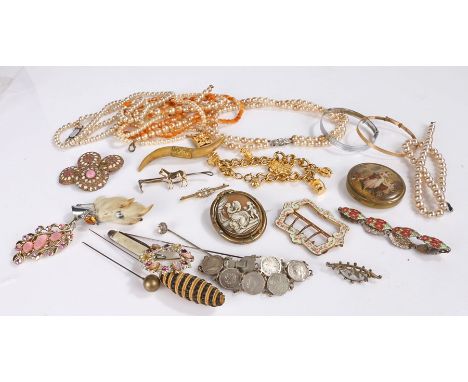 Jewellery to include silver brooch with bird decoration, hat pins, enamel decorated buckle, lucky rabbit foot brooch etc (qty