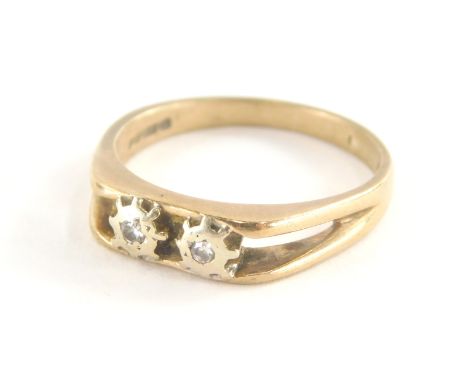 A Romette 9ct gold dress ring, set with two illusion set tiny diamonds, with V splayed shoulders, ring size R, 3.1g all in.