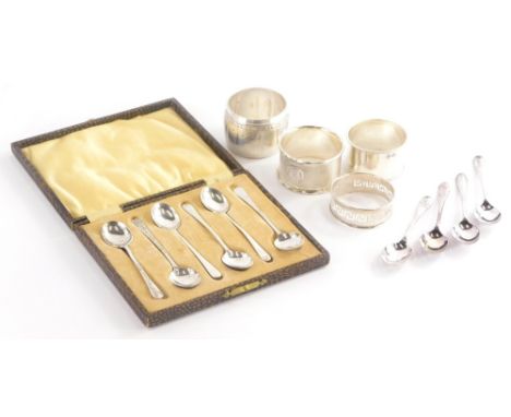 A collection of small silver, to include three silver napkin rings, one with engine turned decoration and R initial in a shap
