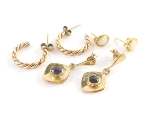 Three pairs of 9ct gold earrings, to include a pair of 9ct gold bi-colour hoop earrings, 1.5cm high, a pair of 9ct gold opal 