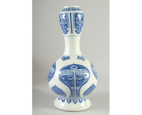 A 19TH CENTURY CHINESE BLUE AND WHITE PORCELAIN GARLIC HEAD VASE, painted with archaic-style motifs, the base with six-charac