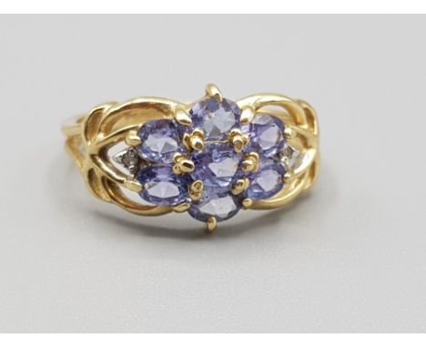 Ladies 9ct yellow gold light purple stone cluster ring, featuring oval shaped purple stones 2.20g size N