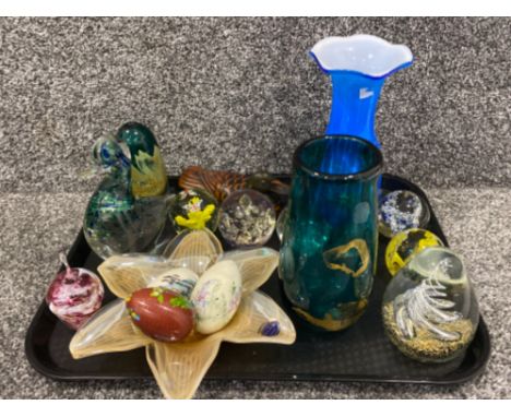 Tray lot of mixed colour glassware including Murano glass tray, Phoenix glass dump, cloisonné egg etc
