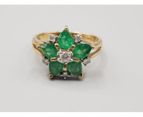 Ladies 9ct green stone + diamond cluster ring, featuring 5 pear shaped green stone set with single diamond inbetween 3.3g Siz