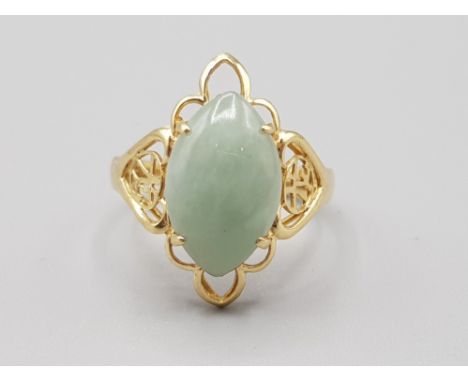 Ladies 14ct yellow gold jade green ornate ring, featuring a marque cut green stone set in a claw setting 4.11g Size R1/2