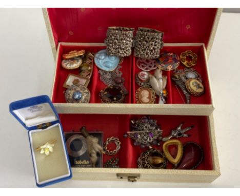 Vintage jewellery box containing a mixture of Scottish brooches, crucifix &amp; gilt cameo brooch etc