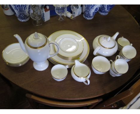 A Wedgwood California pattern part tea and coffee service and a set of Royal Worcester Viceroy pattern plates 