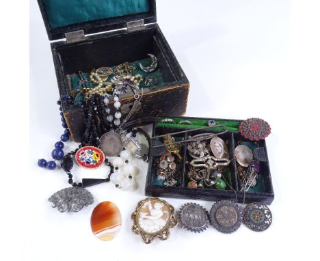 Various Victorian and later jewellery, including 9ct gold ring, cameo brooch etc, in leather case 